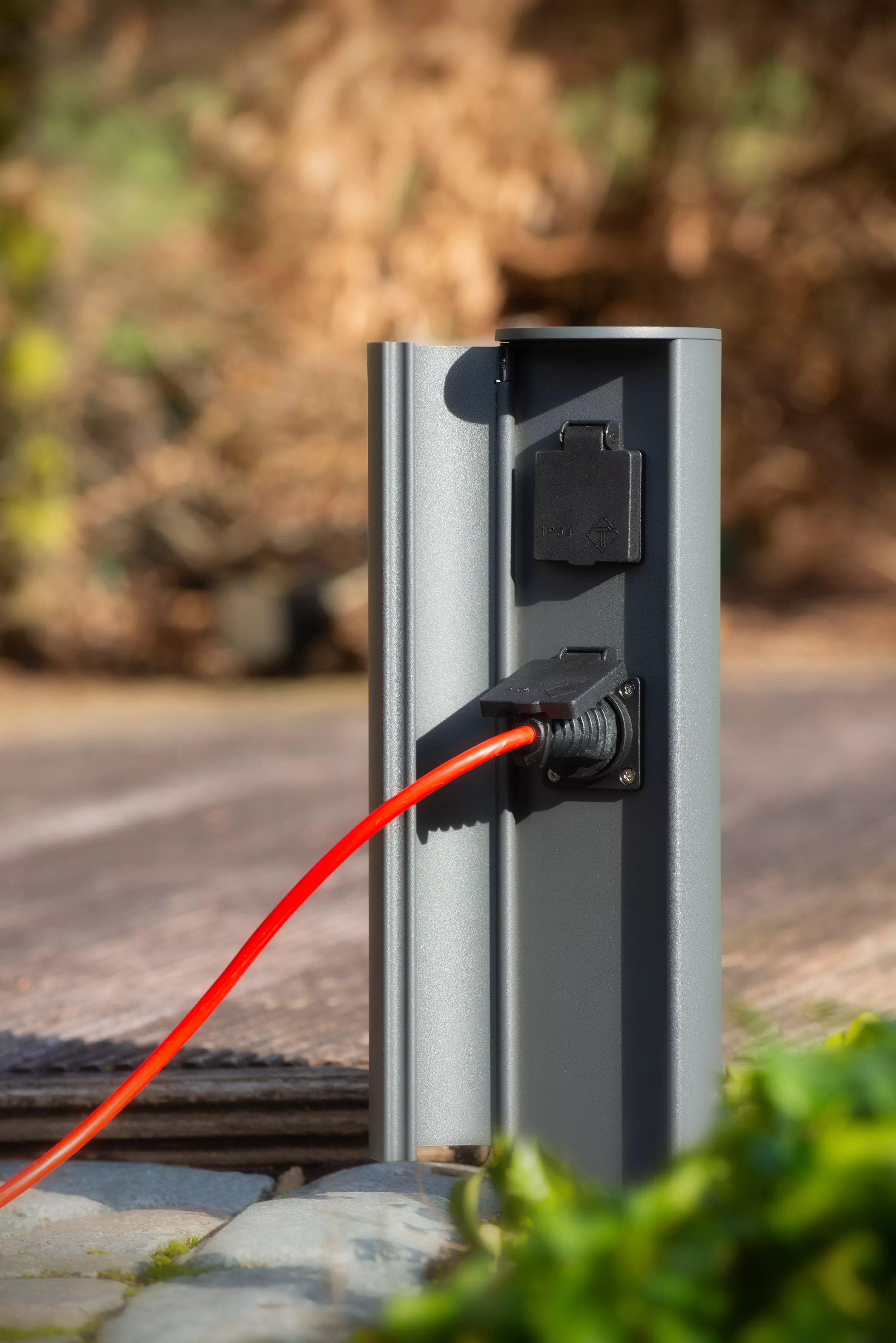 Borne électrique De Jardin Avec Prise étanche Lucide POWERPOINT - Colonne de prise de courant extérieure - Prise de courant avec broche de terre - Type F - Norme EUR/RUS - Ø 10 cm - IP44 - Anthracite