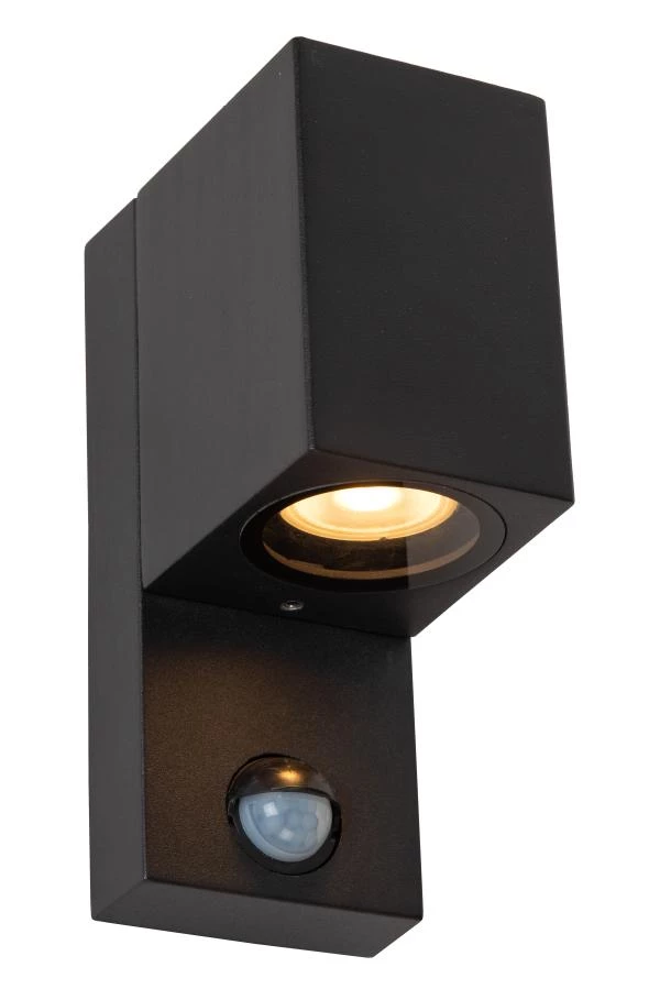 Lucide ZARO IR - Wandspot / Wandlamp Binnen/Buiten - 1xGU10 - IP65 - Beweging & dag/nacht sensor (uitschakelbaar) - Zwart - aangezet