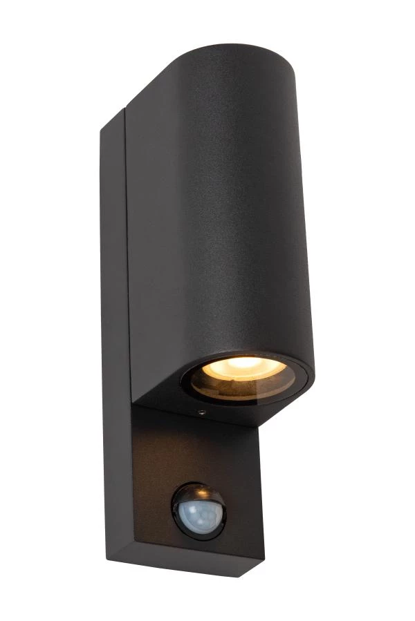 Lucide ZARO IR - Wandspot / Wandlamp Binnen/Buiten - 2xGU10 - IP65 - Beweging & dag/nacht sensor (uitschakelbaar) - Zwart - aangezet